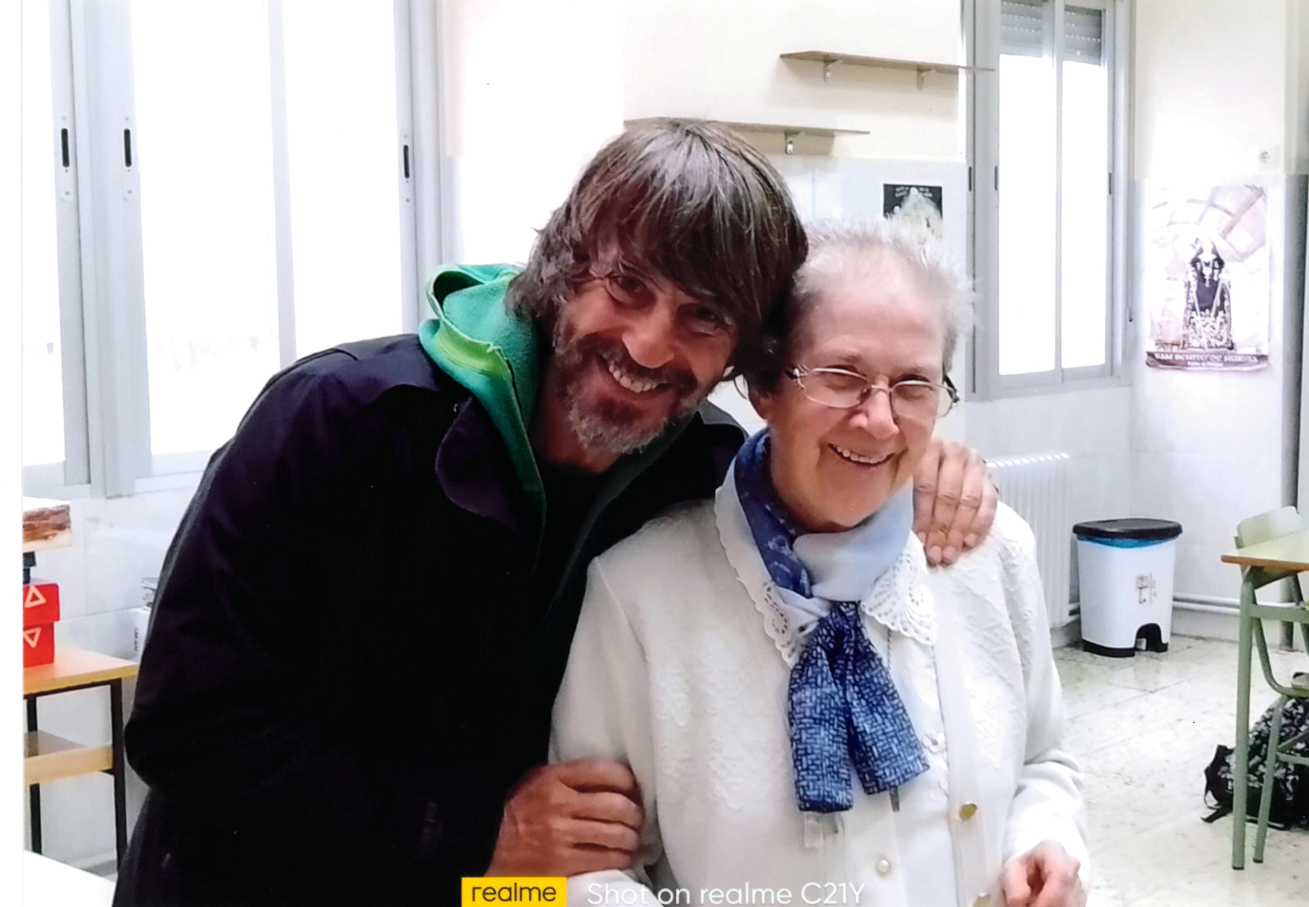 Santi Millán y la Hermana Herme Santamaría, en el Colegio Santa Teresa de Porcuna (Jaén).