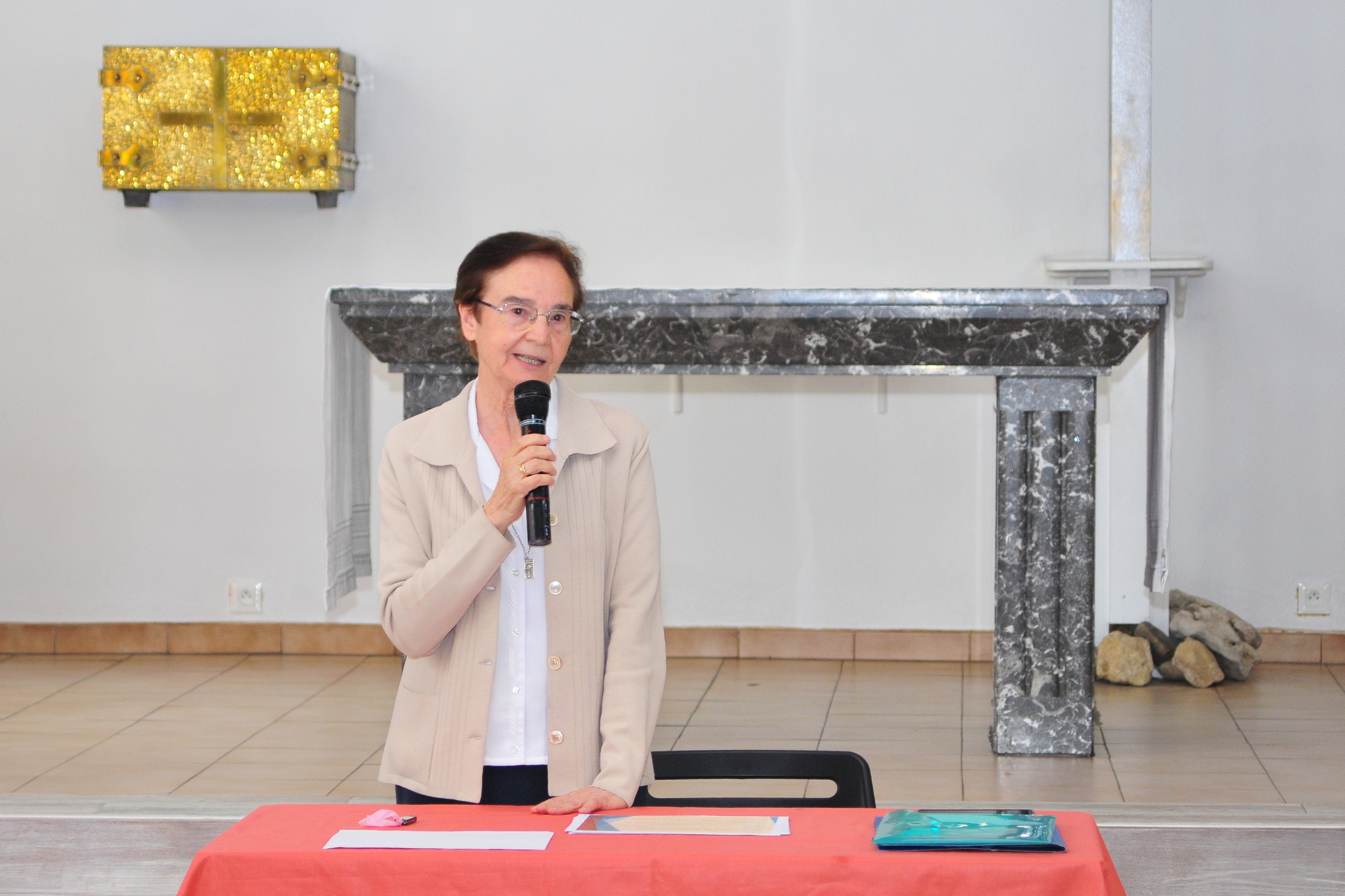 La Hna. Mª Carmen García, actualmente superiora de la comunidad de Porcuna, durante la conferencia.