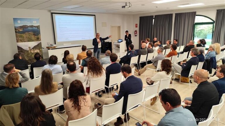 El aula de Casa Santa Elena que acogió la jornada, con profesionales de la industria turística y representantes institucionales.