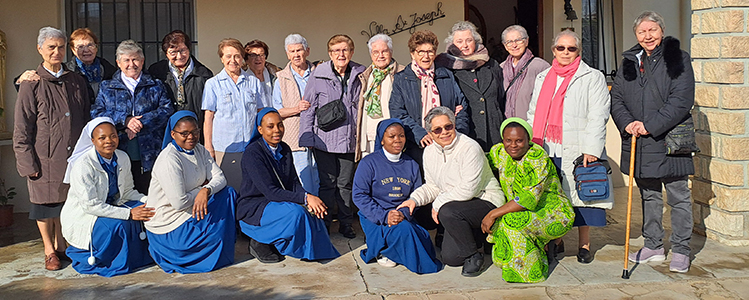 Junto a las Religiosas de la Comunidad de Boujan-sur-Libron, participaron la Superiora General, Rosa Masferrer Felip, y un grupo de Hermanas y Laicas de San José de Gerona (LSJG) venidas de España, unidas a la alegría de la fiesta de esta efeméride.