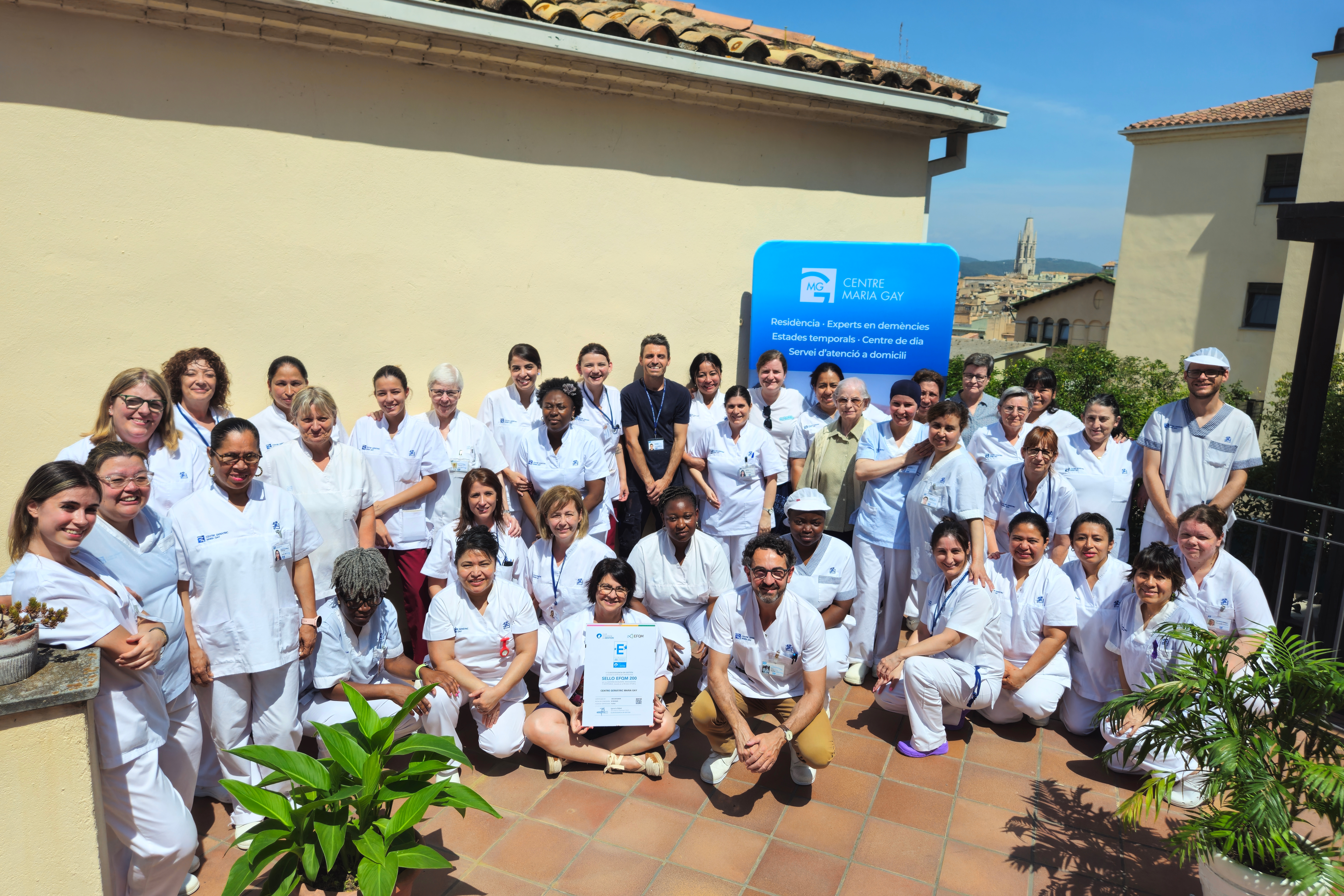 Foto del equipo, celebrando la certificación, posible gracias a la dedicación y profesionalidad de todo este equipo humano.