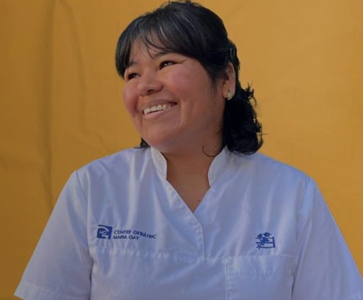 Roxana Pilar Ortega, auxiliar de geriatría, quien aprende catalán para mejorar la comunicación en sus cuidados.