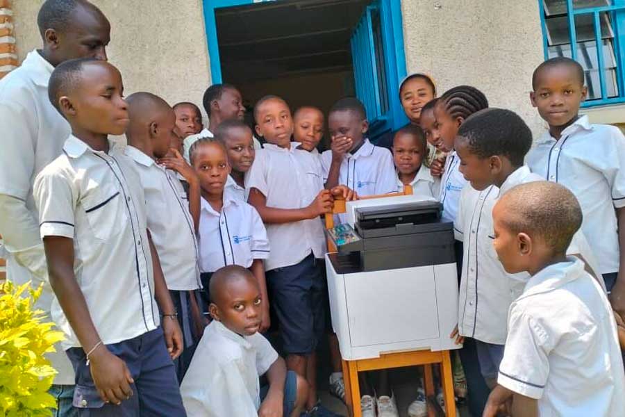 Profesores y alumnado del Complexe Scolaire Saint Joseph de Rubare, con el material escolar que ha permitido la ayuda recibida del Colegio Santa Teresa, Porcuna, Jaén.