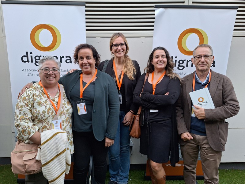 La superiora del Co·legi Sagrada Família, Hna. M. Loli Cisneros; la responsable del Área de las Personas del Instituto, Esther Moya; la directora de la Residència Santa Maria del Tura, Eva Carrera; el director de Calidad del IRSJG, Joan Codina, y la directora de la Residència Nazaret, Susana Ortega, en el acto de presentación de DIGNARA.