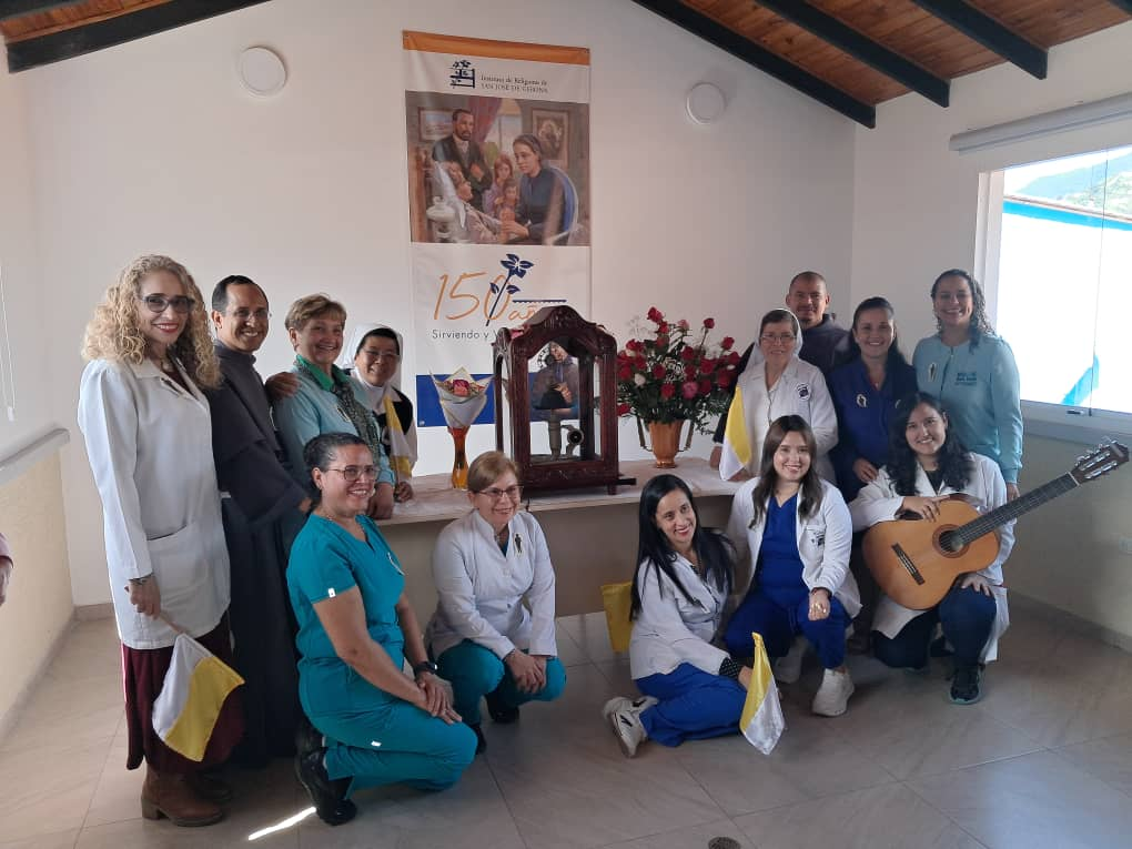 La recepción de la reliquia en el centro de salud estuvo acompañada de momentos de profunda emoción, vividos por el personal médico asistencial y fieles.