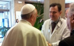 Visita del papa Francisco al hospital donde se encuentra el cardenal argentino Jorge María Mejía