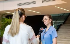 Entrevista con una reportera de Noti5, sobre el Tercer Curso de Endoscopia Terapéutica Avanzada - Clínica Nuestra Señora de los Remedios 