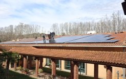 Instalación de placas fotovoltaicas, que se suman a la geotermia para eliminar la huella de carbono.