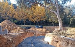 Instalación del campo de captación de energía geotérmica, que permite aprovechar la temperatura del subsuelo para refrigeración, calefacción y calentamiento del agua de Casa Santa Elena.