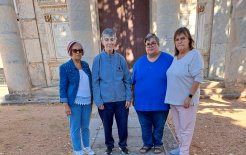 El grupo de laicas, de visita a la tumba de la fundadora de las Religiosas de San José de Gerona, Maria Gay.