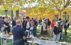 Momento para el almuerzo y el intercambio de impresiones aprovechando la naturaleza del exterior de la Casa.