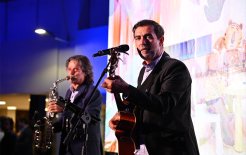 El saxofonista Pep Poblet, junto a Joan Tena, quienes amenizaron la fiesta de inauguración.