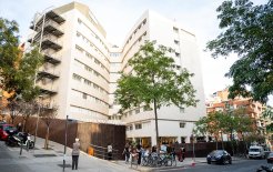 La remodelación integra la Clínica en su barrio, Gràcia, en Barcelona, con una plaza pública con vegetación, para el bienestar físico y emocional, destinada también al vecindario. 