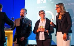 El director general corporativo del Instituto de Religiosas de San José de Gerona, Lluís Viguera, junto a la delegada de centros del Instituto, Hna. Cristina Masferrer, y la gerente de la Clínica, Laia Puig, en un momento del brindis.