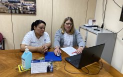 Anna Cáceres (derecha), voluntaria que enseña catalán a compañeras de equipo, junto a su aprendiz actual, Nora Rosales.