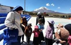 Visita a un colegio, con detalle a los niños. 