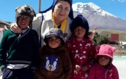 Visita a un colegio, con detalle a los niños. 