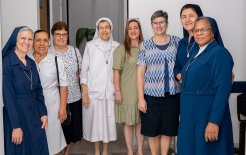 Foto de grupo, con la directora médica, Claudia García, entre Religiosas de la nueva sede y de la comunidad de la Clínica.