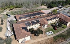 Vista de la instalación de placas fotovoltaicas, que complementa la de captación de energía geotérmica.