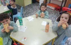 Colegio Santa Teresa, un momento del desayuno solidario con los pequeños.