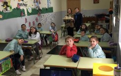 En el aula, repartiendo el desayuno solidario. 