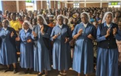 Actos de celebración, junto a laicos y religiosos de la zona. 