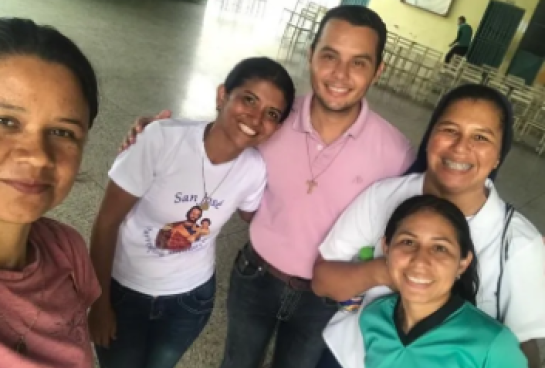 Algunos de los participantes en el Encuentro. A la derecha, con camisa blanca, la Hermana Jenny Guillén, RSJG.