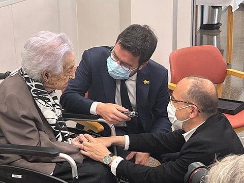 Saludo del Presidente de la Generalitat de Cataluña y su Consejero de Derechos Sociales a Maria Branyas