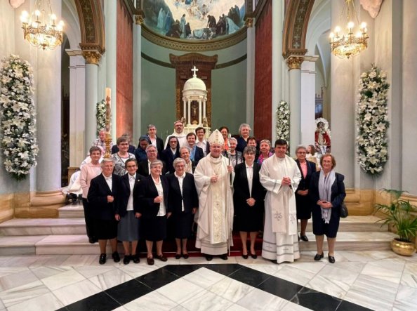 Celebración de la Eucaristía de Acción de Gracias por los 100 años de las Religiosas de San José en Porcuna. Fue presidida por Don Sebastián Chico, Obispo de Jaén; concelebrada por Don Manuel Casado, Párroco de Porcuna; y Don Francisco de la Cova (secretario del Sr. Obispo)