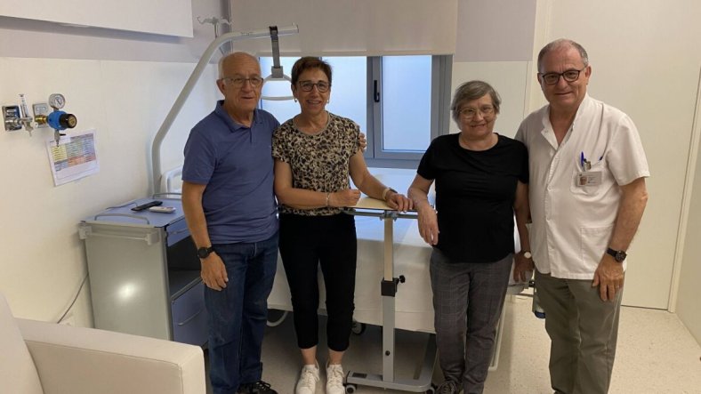 Los asistentes al acto en una de las habitaciones habilitadas para pacientes oncológicos, en la Clínica Salus Infirmorum de Banyoles