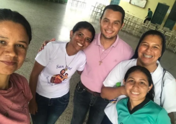 Algunos de los participantes en el Encuentro. A la derecha, con camisa blanca, la Hermana Jenny Guillén, RSJG.