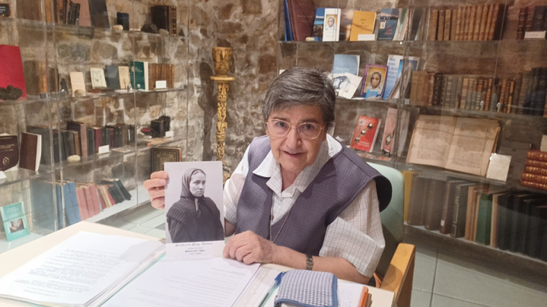 Hna. Felicitas trabajando en el archivo histórico del Instituto