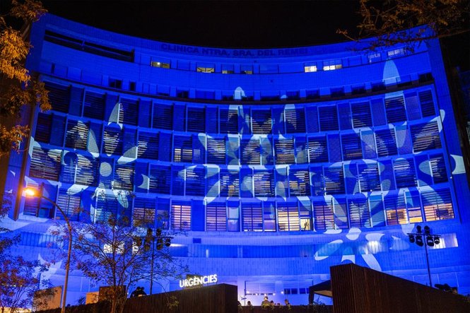 La fachada de la Clínica Nostra Senyora del Remei, en Barcelona, iluminada para la ocasión.