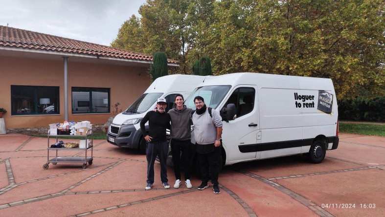 Otto Heller, en el centro, junto a Marcelino Rodríguez, ambos, trabajadores de Casa Santa Elena, acompañados por Alejandro en este viaje, antes de emprenderlo.