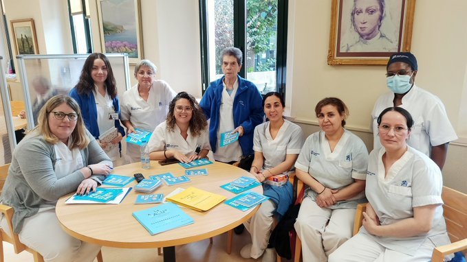 El Centre Geriàtric Maria Gay ha creado desde 2011 hasta 90 parejas lingüísticas entre su equipo humano, donde una trabajadora enseña la lengua a otra venida de fuera.